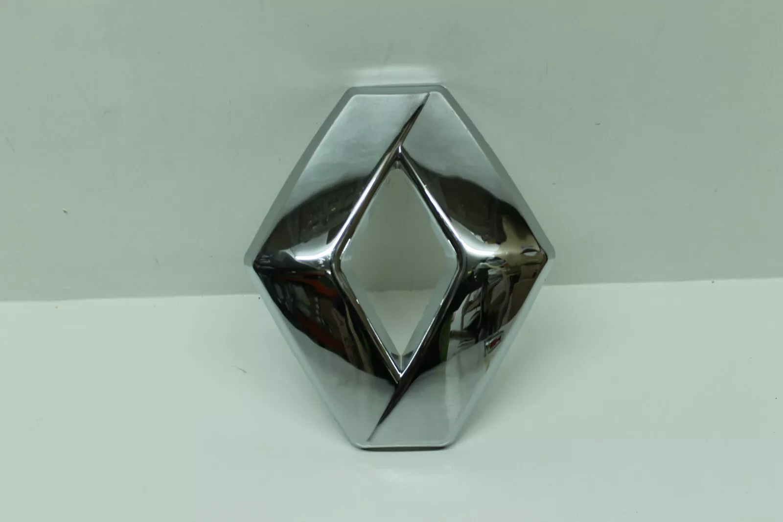 Used Renault Captur 2013-2018 Upper Grille Emblem| Melbourne and Sydney