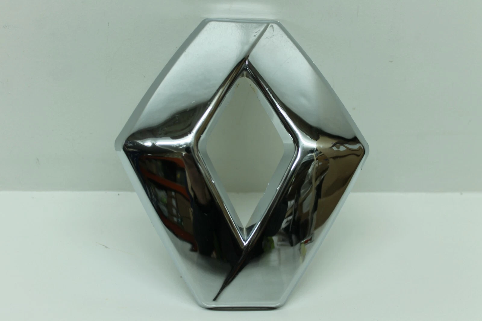 Used Renault Captur 2013-2018 Upper Grille Emblem| Melbourne and Sydney