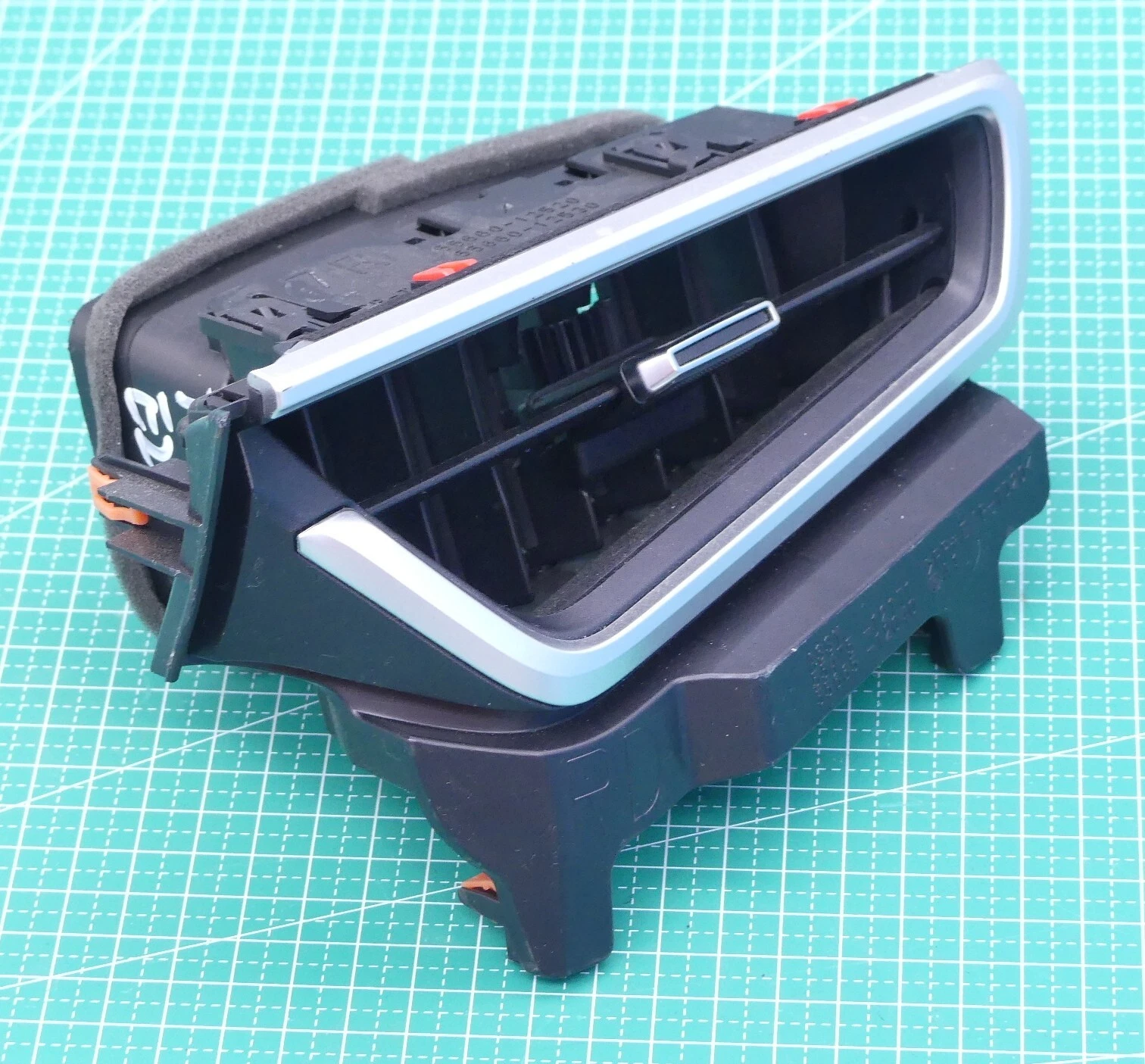 Toyota Corolla Hatchback RHD Dashboard Right Air Vent OEM Genuine 55660-12520| Melbourne and Sydney