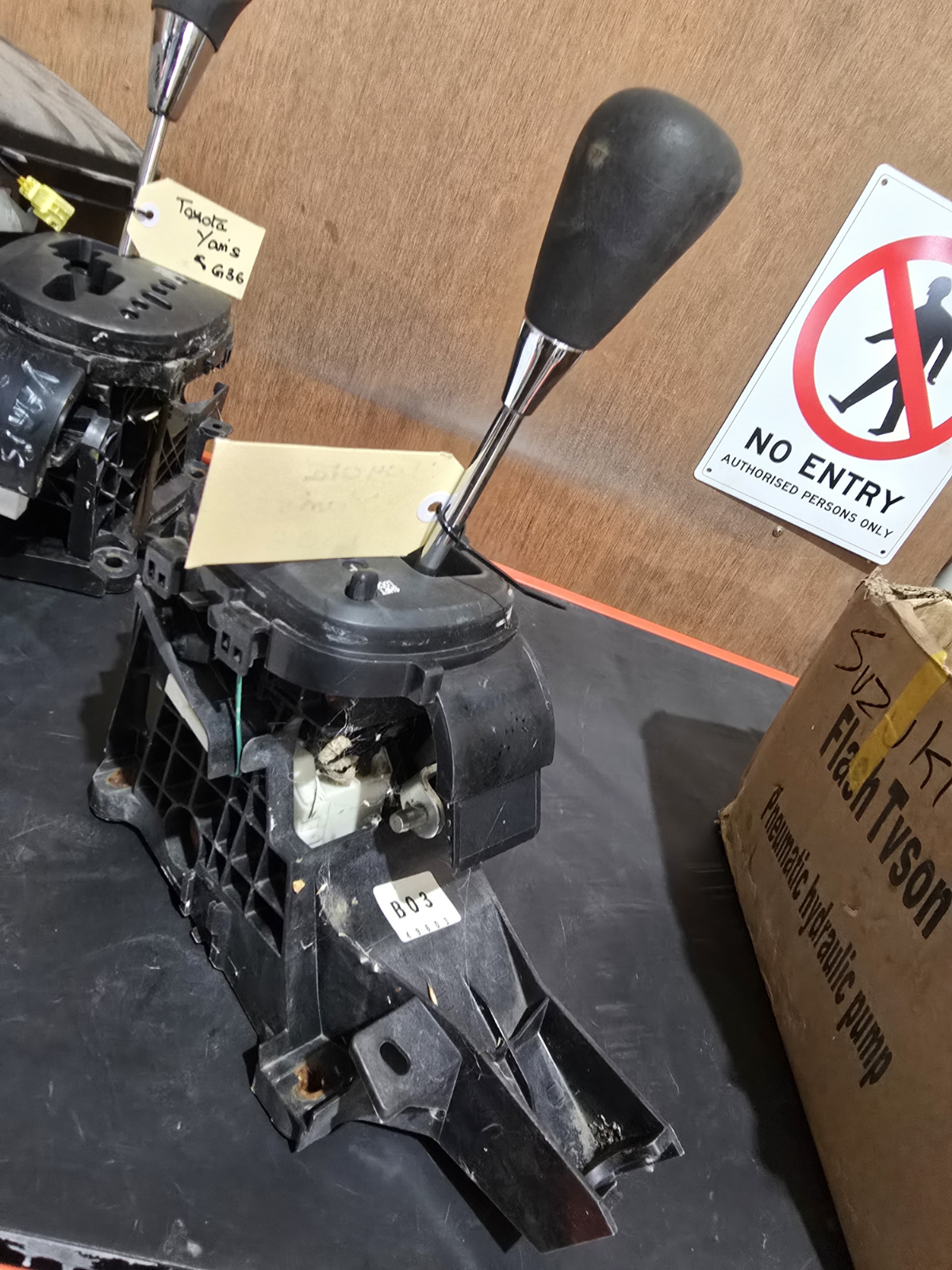 USED OEM TOYOTA YARIS BO3 GEAR SHIFTER ASSEMBLY| Melbourne and Sydney